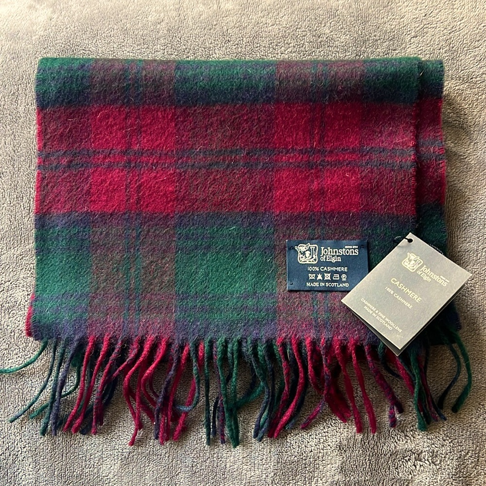 Johnstons of Elgin 100% cashmere from Scotland. Never worn, with tags.